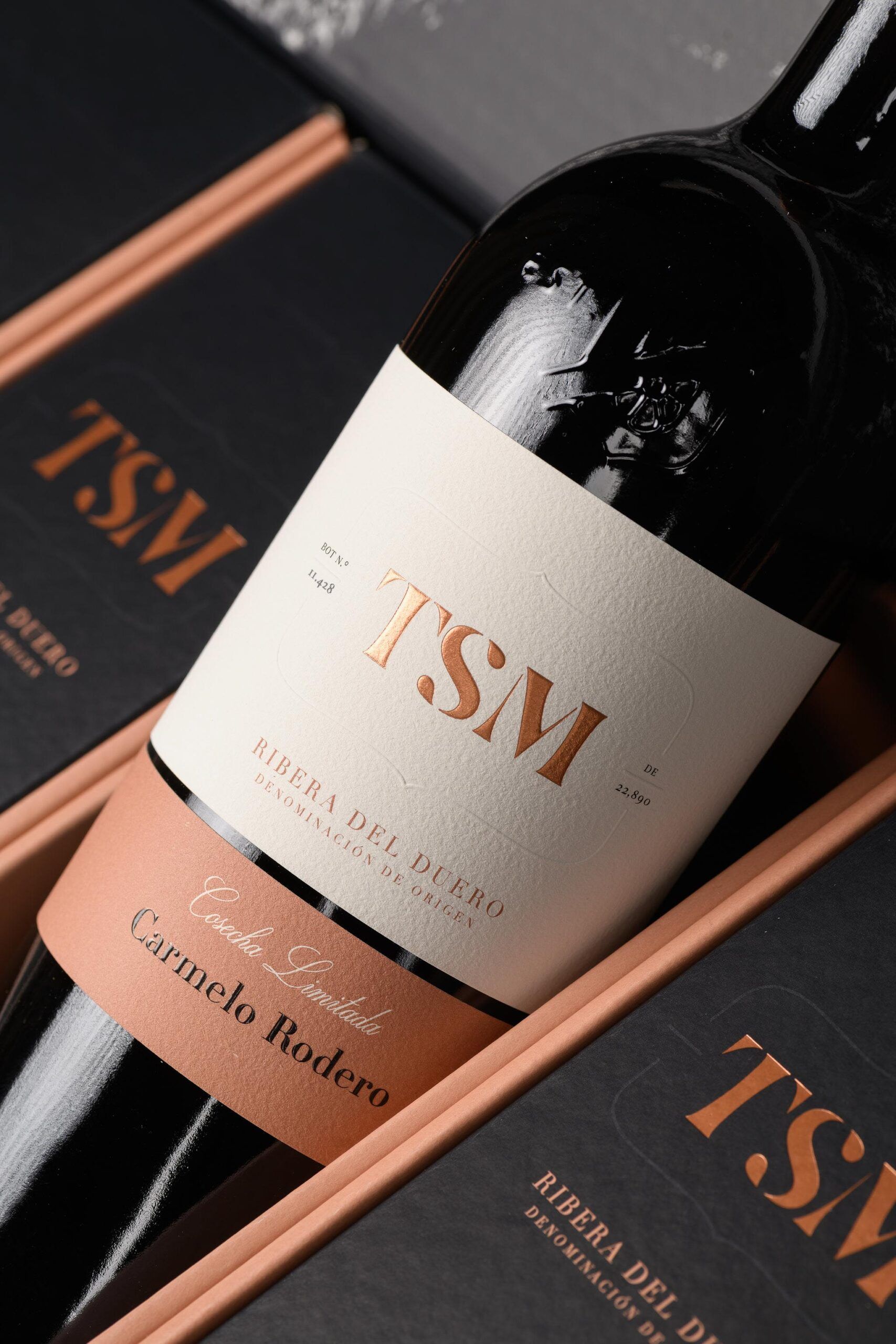 Botella de Carmelo Rodero TSM en entorno de bodega