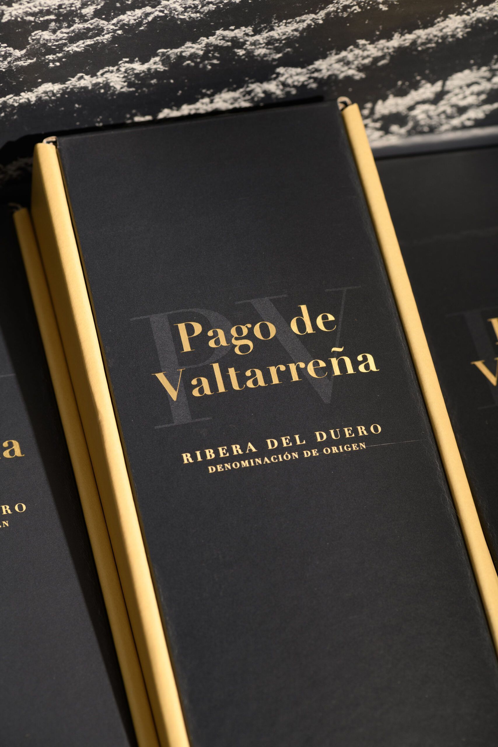 Botella de Pago de Valtarreña sobre barrica