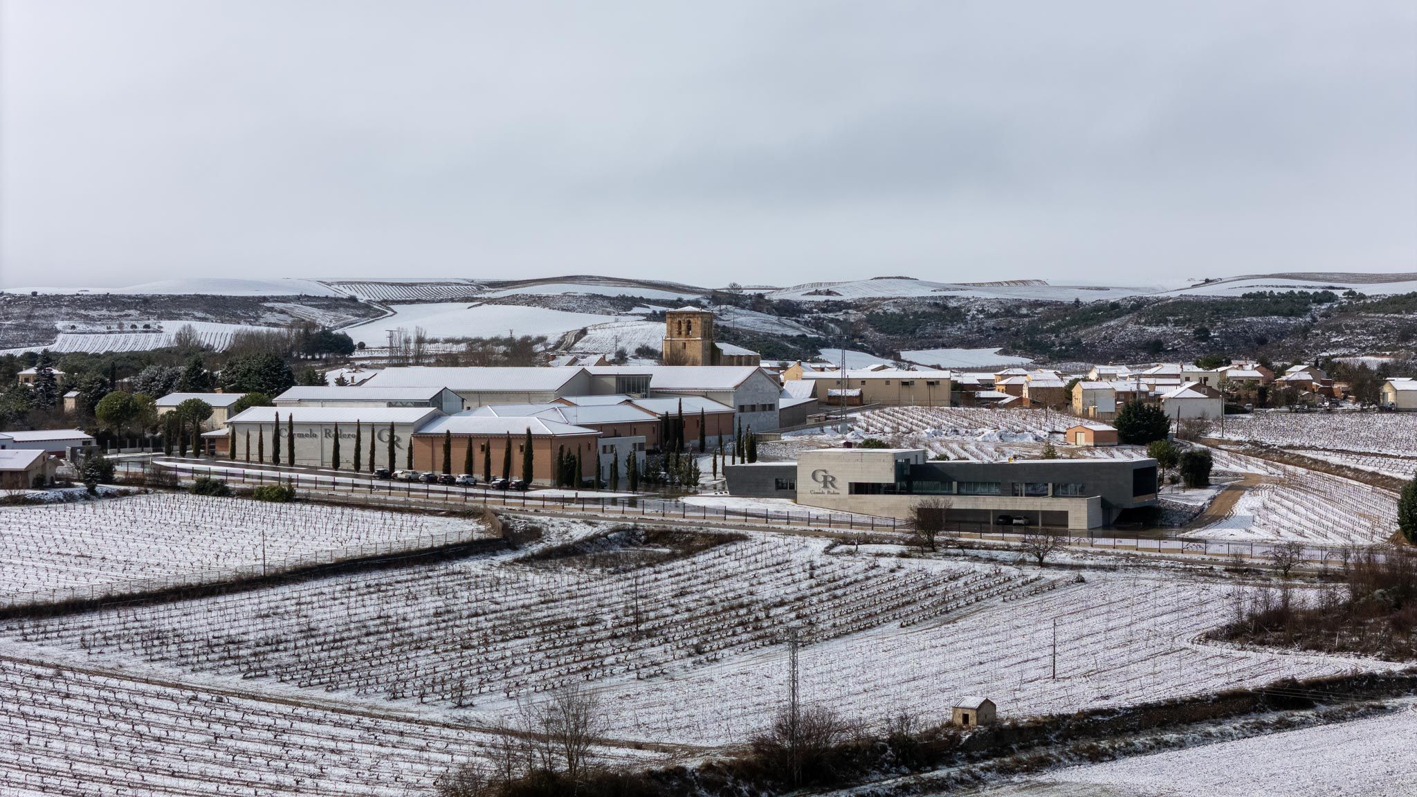 Viñedos y Bodega Carmelo Rodero nevados en invierno - D.O. Ribera del Duero